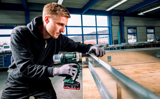 Test et avis du pistolet à riveter sur batterie NP 18 LTX BL 5.0 Metabo