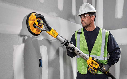 DEWALT dévoile la ponceuse à bras sans fil DCE800T2 XR 18V pour les plaquistes 
