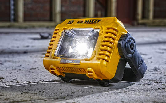 Profitez d'un éclairage efficace sur tous vos chantiers avec le projecteur compact DCL077-XJ DEWALT