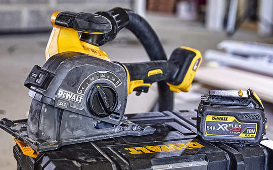 DEWALT dévoile sa première rainureuse à béton sur batterie XR FLEXVOLT 54V DCG200