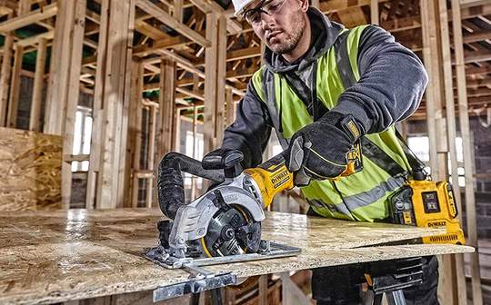 Nouveauté XR 18V DEWALT : la scie circulaire brushless DCS571 sans-fil