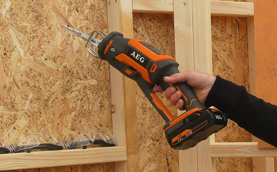 AEG BUS18CBL : la nouvelle scie sabre compacte brushless 18 V