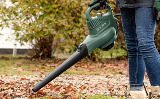 Test et avis de l'aspirateur, broyeur et souffleur UniversalGardenTidy Bosch