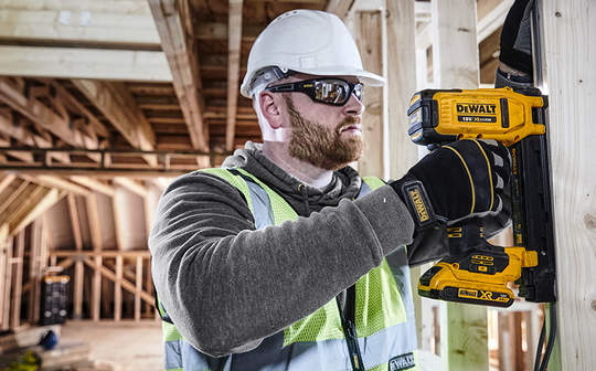 Test et avis de l'agrafeuse sans fil pour électriciens DCN701D2 DEWALT