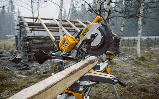 Test et avis de la scie à onglets radiale sur batterie XR FLEXVOLT DHS780T2A DEWALT