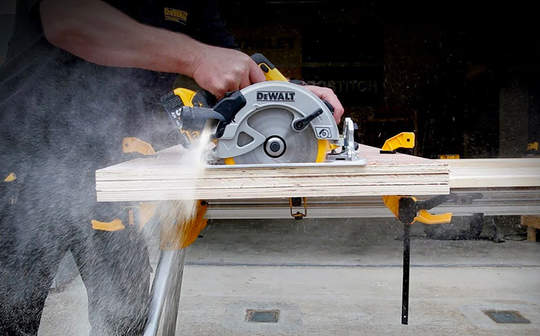 Test et avis de la scie circulaire sur batterie 18 V DEWALT DCS570
