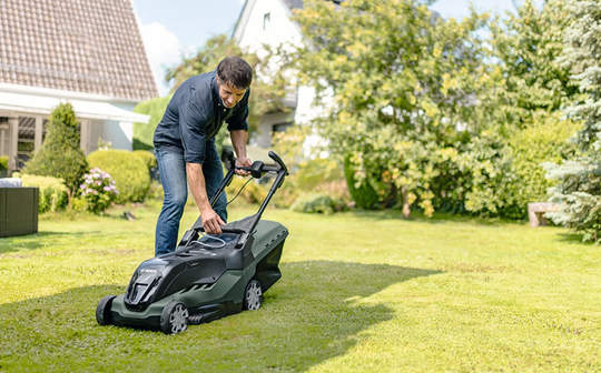 Test complet et avis la tondeuse à gazon sans fil UniversalRotak 36-550 Bosch 