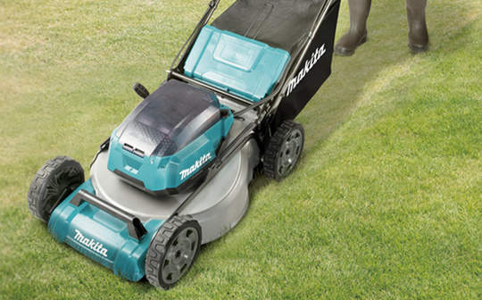 Tondeuse autotractée 36 V DLM532PT4 Makita pour les jardins jusqu'à 2000 m²