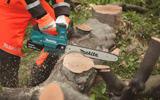Test et avis de la tronçonneuse d’élagage 36 V DUC356PT2B MAKITA