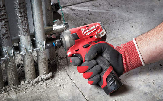 Milwaukee lance sa nouvelle visseuse à chocs hydraulique silencieuse