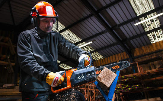 AEG présente sa tronçonneuse pour charpentier sans fil ACS18B30