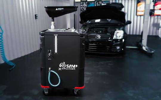 Vidangez votre circuit de refroidissement simplement avec le XDRAINER XDC-50 SAM Outillage