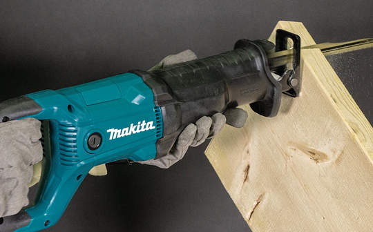 Scie sabre filaire professionnelle Makita JR3051T