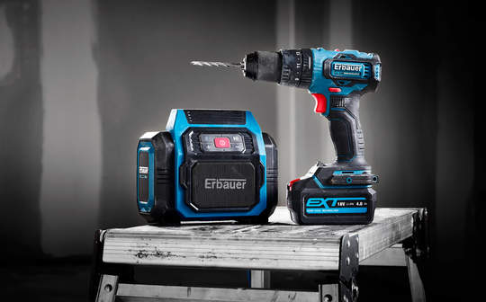 Perceuse à percussion sans fil brushless Erbauer ECD18-Li-2 18V - 2x4Ah + enceinte Bluetooth