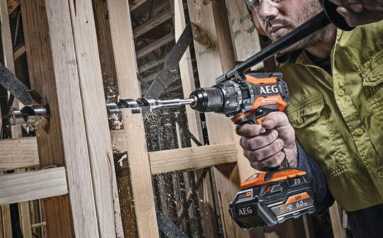 AEG BSB 18BL : une perceuse-visseuse à percussion 18 V puissante et fiable