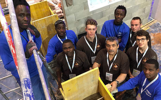 Sur leur stand au Mondial des Métiers, les élèves de Didier Lachize ont construit une arche en pisé.