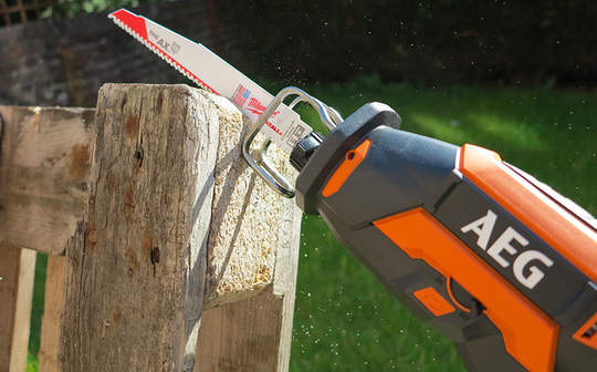 Test scie sabre Compacte Brushless 18V BUS18CBL-0 AEG POWERTOOLS
