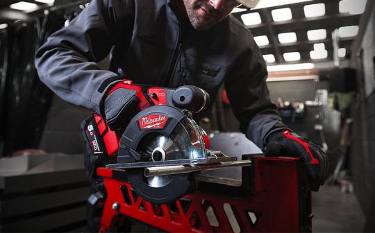 Test et avis de la scie circulaire M18 FMCS Milwaukee