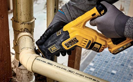 test et avis scie sabre dewalt DCS367P2 brushless compacte