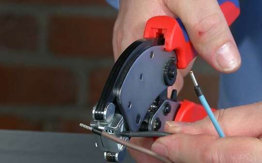pince à sertir KNIPEX 975318 Twistor 16 auto-ajustable pour embouts de câble