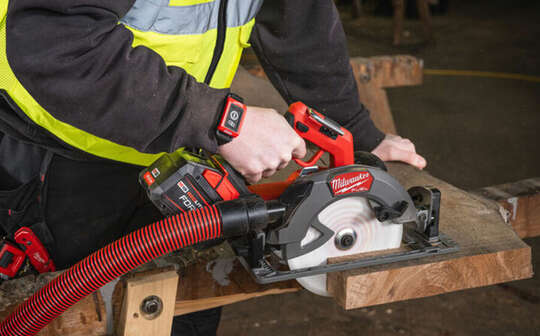 Scies circulaires sans fil M12 FCS442, M18 FCS552, M18 FCS66GR3 et M18 FCSRH662 Milwaukee 