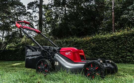 tondeuse à gazon autotractée à double batterie M18 F2LM53 Milwaukee