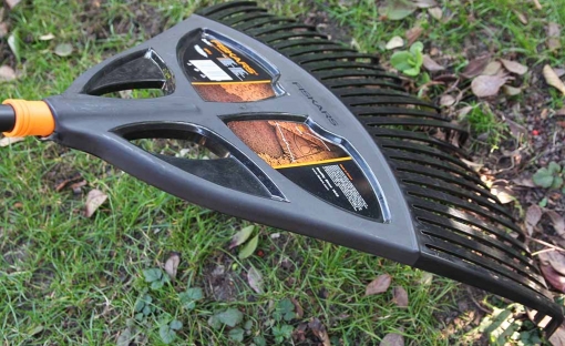Balai à feuilles XL Solid Fiskars © Benjamin LEHARIVEL - Zone Outillage
