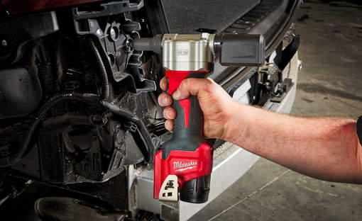 M12 BPRT : Milwaukee dévoile sa première riveteuse sur batterie 12 V