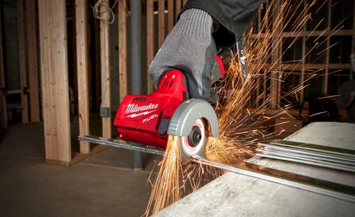 Milwaukee M12 FCOT : la meuleuse sur batterie multi-matériaux aux triples innovations