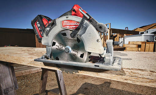 Nouveautés Milwaukee : retrouvez les compétences du filaire avec les scies circulaires sans fil M18 FCS66 et BLBS66