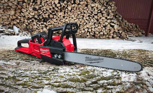 Nouvelle tronçonneuse Milwaukee M18 FCHS-121 : la puissance du thermique dans un outil sur batterie