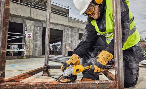 DEWALT présente ses nouvelles meuleuses d’angle filaires 125 mm Perform & Protect