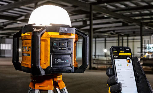 DCL074 : le nouvel éclairage de chantier sans-fil connecté DEWALT