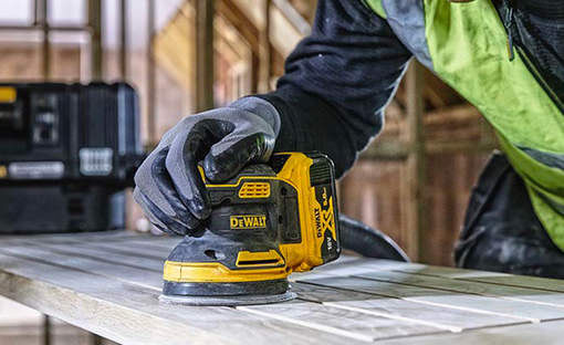 DCW210 : la nouvelle ponceuse excentrique sur batterie XR 18V brushless DEWALT