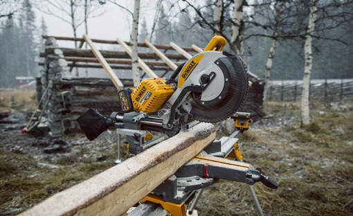 Test et avis de la scie à onglets radiale sur batterie XR FLEXVOLT DHS780T2A DEWALT