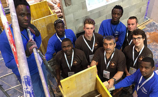 Sur leur stand au Mondial des Métiers, les élèves de Didier Lachize ont construit une arche en pisé.