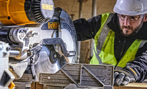 3 meilleures scies à onglets radiales filaires DEWALT