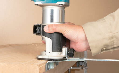 défonceuse affleureuse sans fil RT001GM208 Makita
