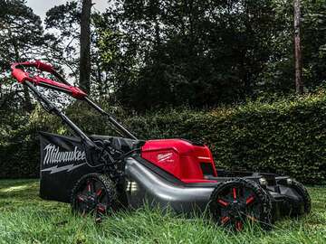 tondeuse à gazon autotractée à double batterie M18 F2LM53 Milwaukee