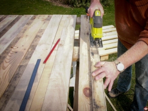 Découpe des planches de tête de lit © Zone Outillage