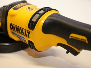 Meuleuse sans fil DEWALT DCG414T2 54V XR FLEXVOLT © Benjamin Leharivel - Zone Outillage