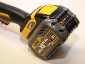 Meuleuse sans fil DEWALT DCG414T2 54V XR FLEXVOLT © Benjamin Leharivel - Zone Outillage