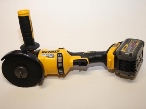 Meuleuse sans fil DEWALT DCG414T2 54V XR FLEXVOLT © Benjamin Leharivel - Zone Outillage