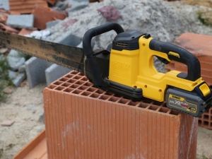 Scie Alligator DEWALT 54V XR FLEXVOLT DCS398T2 © Benjamin Leharivel - Zone Outillage