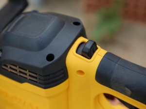 Scie Alligator DEWALT 54V XR FLEXVOLT DCS398T2 © Benjamin Leharivel - Zone Outillage