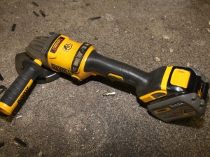 Meuleuse sans fil DEWALT DCG414T2 54V XR FLEXVOLT © Benjamin Leharivel - Zone Outillage