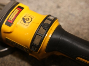 Meuleuse sans fil DEWALT DCG414T2 54V XR FLEXVOLT © Benjamin Leharivel - Zone Outillage