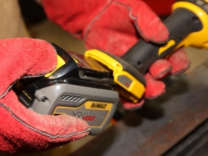 Meuleuse sans fil DEWALT DCG414T2 54V XR FLEXVOLT © Benjamin Leharivel - Zone Outillage