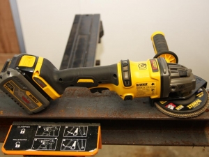 Meuleuse sans fil DEWALT DCG414T2 54V XR FLEXVOLT © Benjamin Leharivel - Zone Outillage