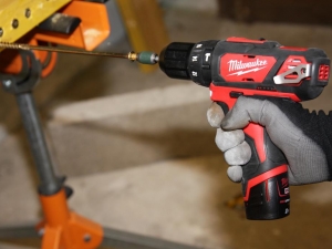 Perceuse-visseuse à percussion Milwaukee M12 BPD